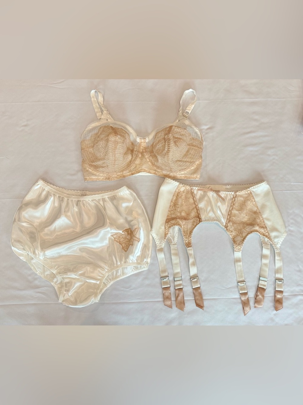 NWOT- Vintage Secrets In Lace Fine Lingerie, Romance Collection 3 pc Bra Set